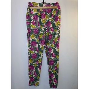 Straight leg. Loose fitting. Floral. HM.